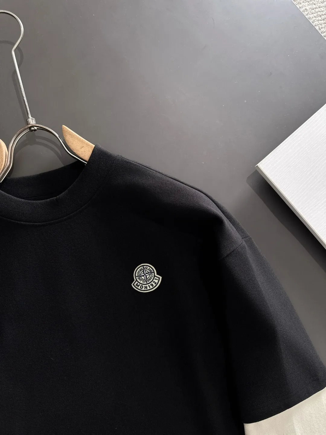 Next day shipment P360 Stone lsland/Stone Island Exclusive launch of 25ss new autumn and winter long sleeves Many celebrities have the same style. Craftsmanship that ordinary small workshops cannot copy. No matter in terms of materials, detail restoration and craftsmanship, we are not afraid of any challenges, just to provide you with wonderful products. Compare the top original versions at will. No expense is spared just to do better. Unique imported fabric feel. Purely imported German machine production. Precision operation and 10,000-needle density. A full set of new accessories with three standards can be customized simultaneously. The upper body is versatile and fashionable. The perfect choice for autumn and winter. A must-have item. Size chart: M to XL (or please state your height and weight when placing an order)